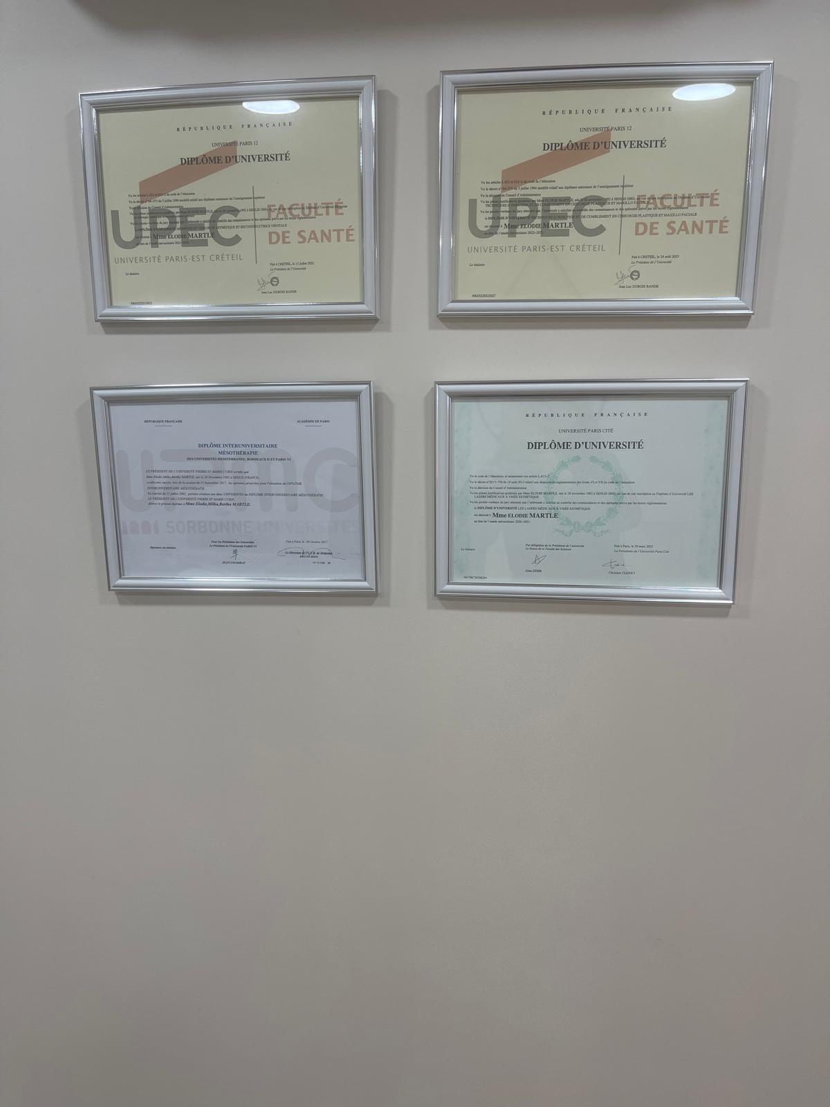 Diplôme universitaire de l'UPEC affiché au cabinet