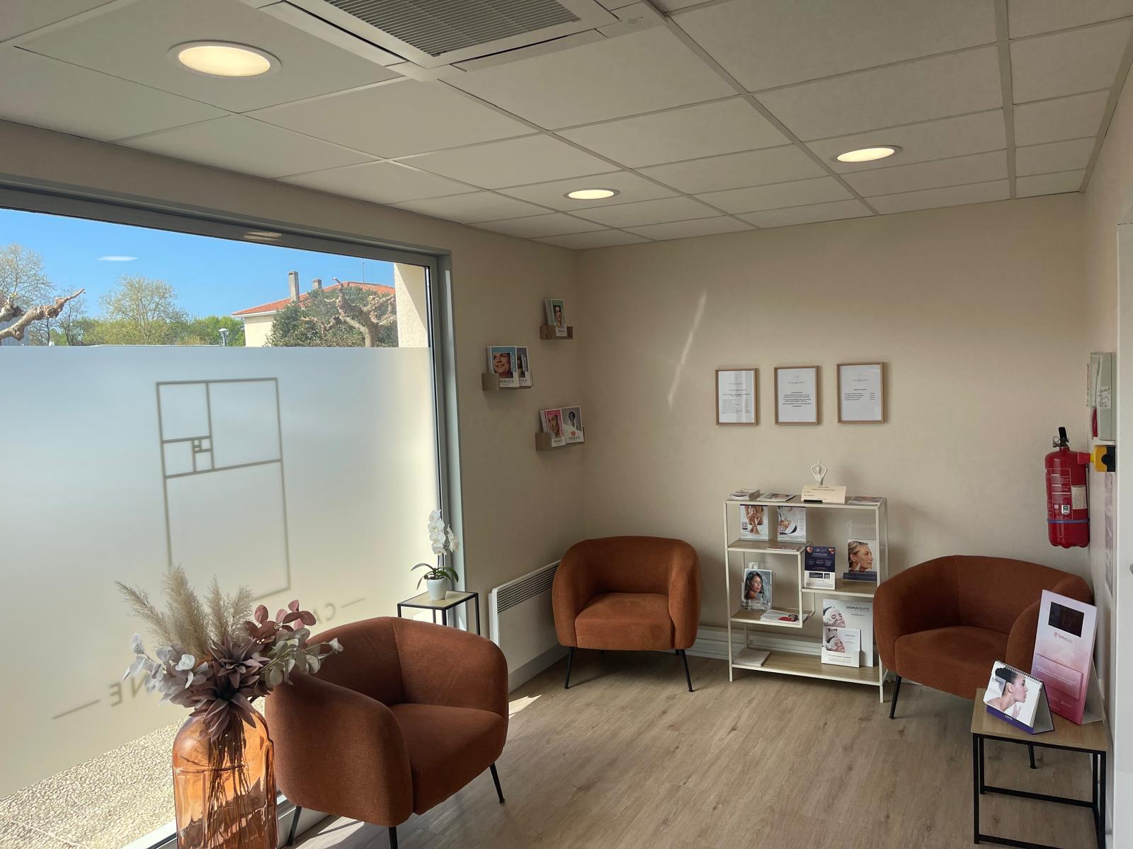 Salle d'attente du Cabinet Épione — espace chaleureux et apaisant